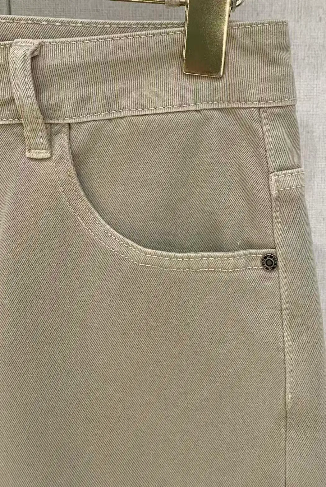 Brunello Cucinelli💎The latest 2026 summer shorts ️ launches new men's thin denim shorts! Heavy-duty washed denim fabric, customized fabric is softer and more comfortable than ordinary denim fabric! Ultra-heavy industrial washing process and dual-process washing. The entire pair of pants has a comfortable hand feel, and the level of fineness and breathable effect are top-notch. All hardware brand logos are custom-made, and the materials are selected with the best attributes. The elasticity of the fabric is very good and the comfort is great! The low-key design style is simple and elegant. The repurchase rate is extremely high 👍. Sizes: 28-36, no 35, 4 colors to choose from